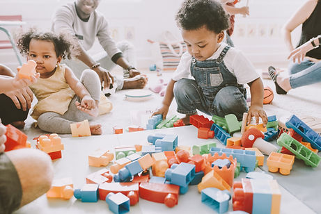 Kinder spielen mit Lego