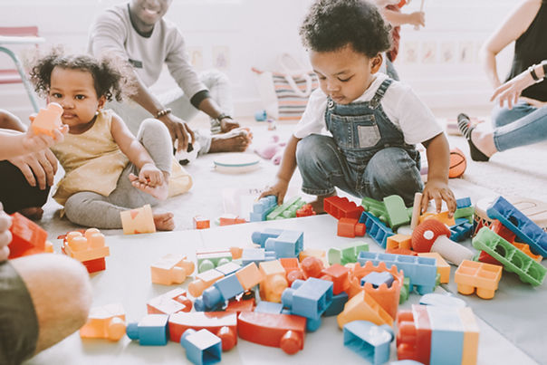 Enfants jouant avec Lego