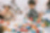 Kinder spielen mit Lego