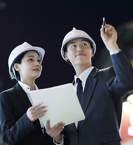 Ingenieros apuntando a algo