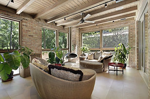 Sunroom z wiklinowymi meblami