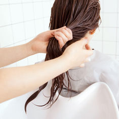 Pourquoi votre teinture capillaire pourrait être la choisie la plus toxique de votre salle de bain