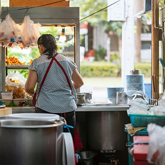 ผู้หญิงกำลังทำก๋วยเตี๋ยว