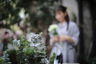 Mujer en jardín