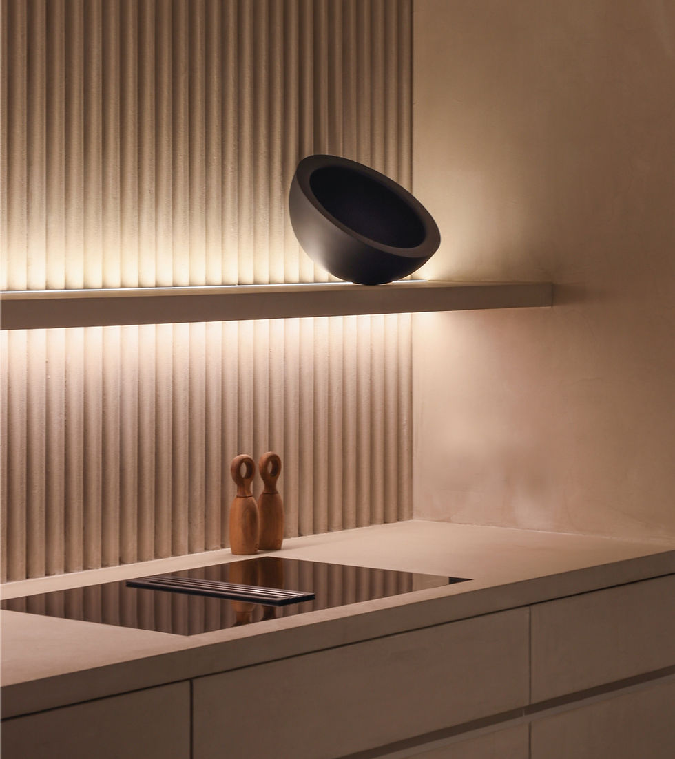 Matériaux naturels - Cuisine avec des meubles en bois brut et une décoration en pierre naturelle.
