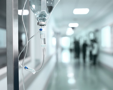 VÃa intravenosa en el pasillo del hospital