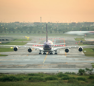 Um avião numa pista de descolagem e aterragem