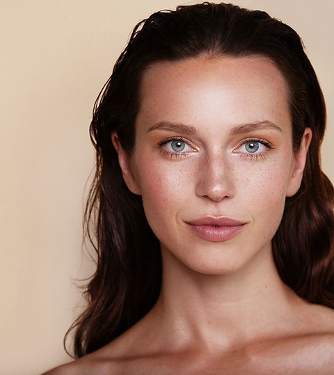 Frau nach Botox-Behandlung – für ein jugendliches, strahlendes Aussehen und Faltenreduktion