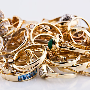 Hög med gyllene smycken