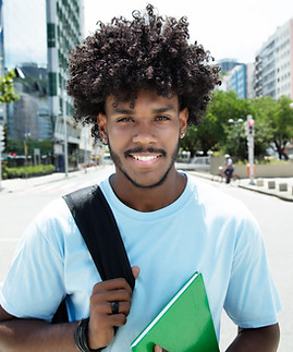 Estudante com caderno
