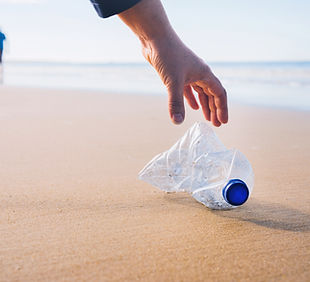 Bouteille en plastique à la plage