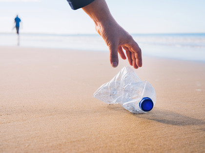 Botella de plástico en la playa