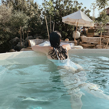 Na beira da piscina