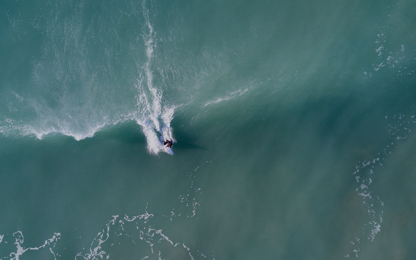 Surfen auf einer großen Welle
