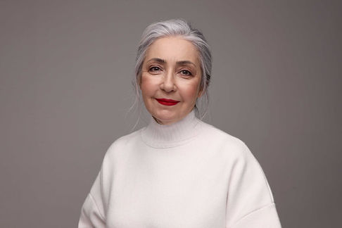 Nahaufnahme einer Person, die Make-up trägt