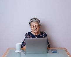 Aluna idosa aprendendo online