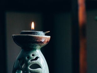 Dieses 3-Minuten-Ritual verändert deine Ausrichtung fürs neue Jahr. ✨🕯️ Das Ein-Wort-Kerzenritual