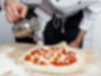 Chef condisce pizza margherita