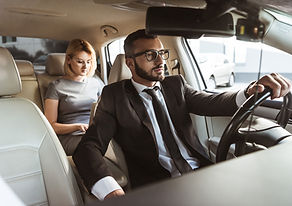 Taxi realizando un traslado en taxi de Barcelona a Vic con una mujer que reservo su taxi