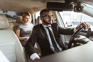Chauffeur privé conduisant une femme
