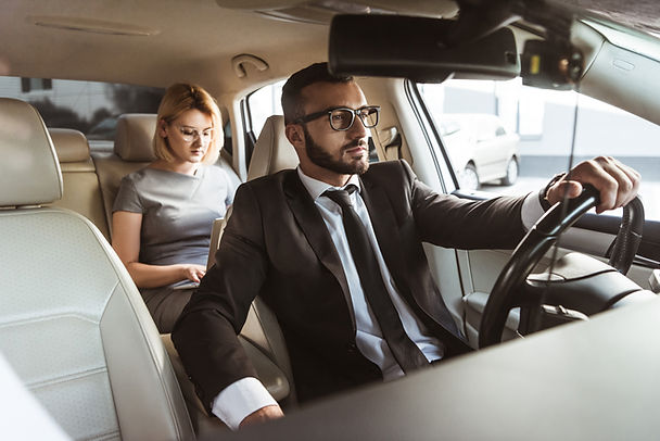 Chauffeur privé conduisant une femme