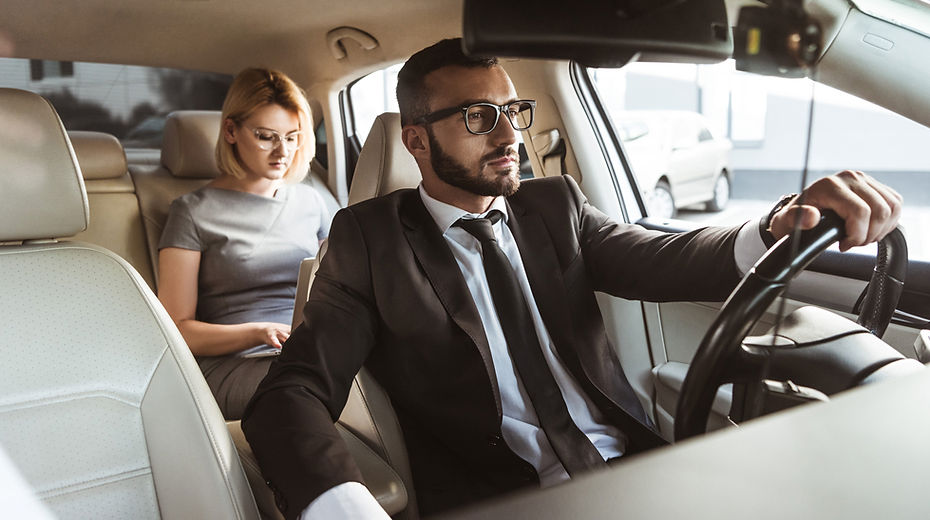 Chauffeur privé conduisant une femme