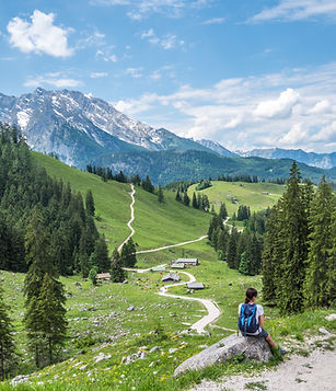 Jeune femme à la montagne