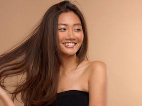 Wide-Angle Portrait Photography: Using 28mm & 35mm Lenses for Layering and Environmental Storytelling