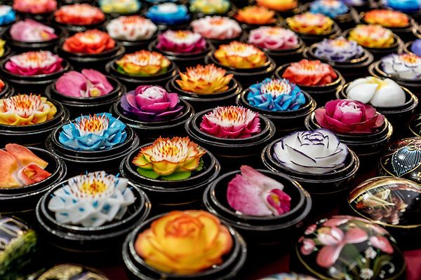 Bougie lotus dans un cercueil