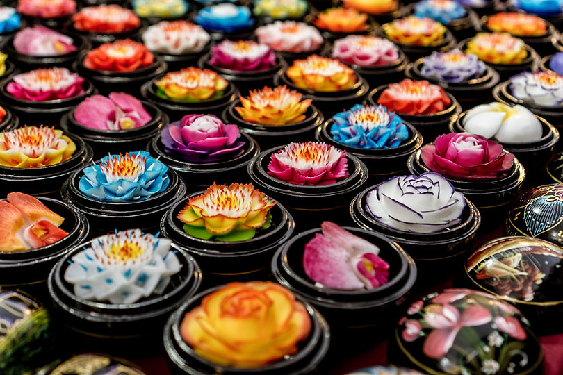 Bougie lotus dans un cercueil