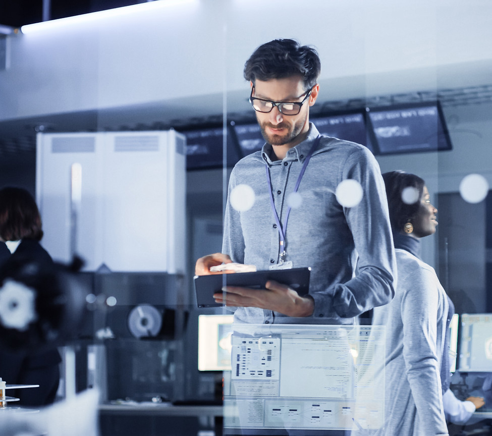 Trabajo en equipo en la sala de sistemas