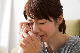 泣く女性