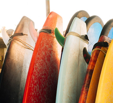 Planches de surf colorées