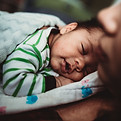 Gros plan d'un bébé endormi
