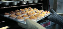 Cuptoare pentru cofetărie și patiserie
Tavă cu produse de patiserie scoasă dintr-un cuptor profesional