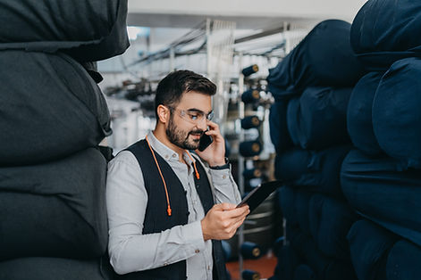 Homme regardant une tablette