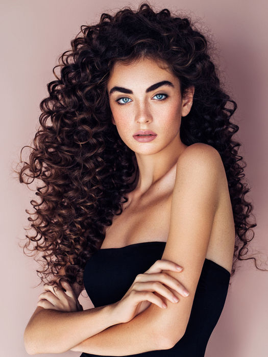 Eine Dauerwelle ist eine Haarbehandlung, bei der das Haar mithilfe von Chemikalien und Hitze in lockige oder wellige Formen gebracht wird. Die Wellen oder Locken bleiben für mehrere Wochen erhalten, bis das Haar nachwächst. Die Technik sorgt für mehr Volumen und Struktur und ist ideal für glattes oder feines Haar.