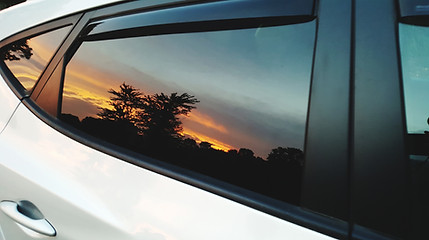 Sonnenuntergang aus einem Autofenster