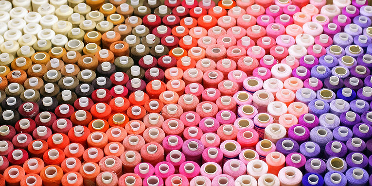 Bobines de fils servant à la broderie des textiles.