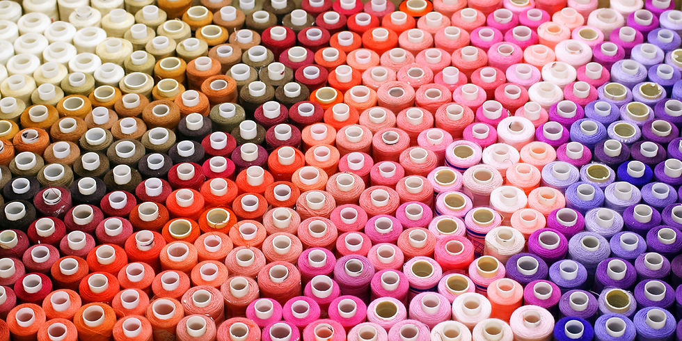 Bobines de fils colorés