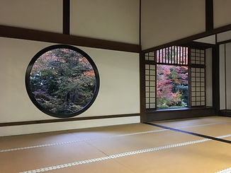 窓から臨む紅葉