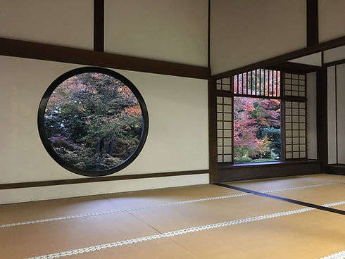 窓から臨む紅葉