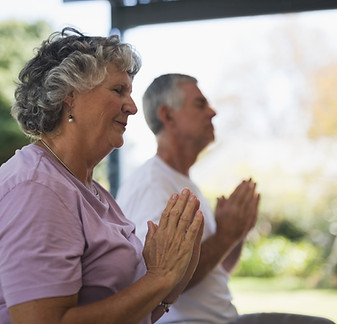 Images illustrant des personnes seniors en atelier de méditation