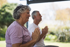 Méditation des seniors en plein air