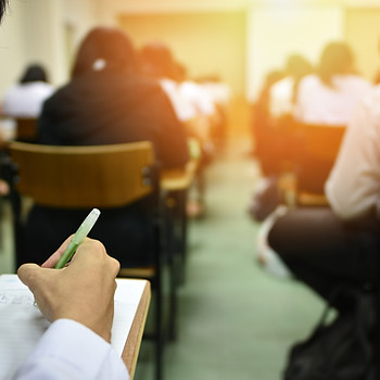 試験を受ける学生