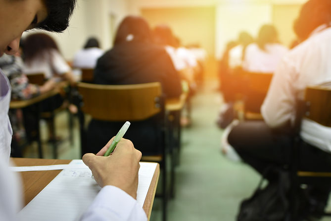 Étudiants passant l'examen