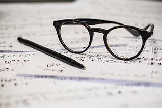 Brille und Notenblatt