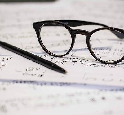 Brille und Notenblatt