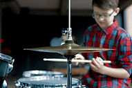 Baterista tocando platillos