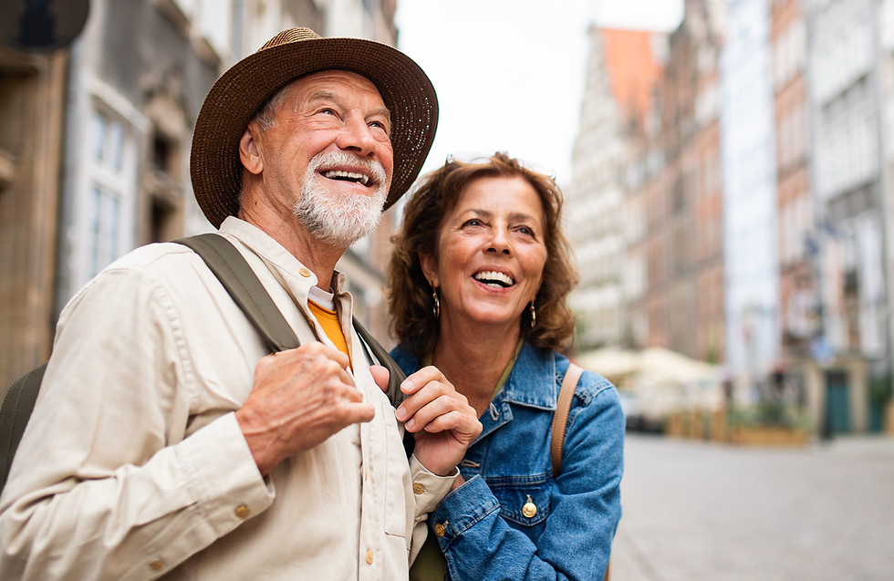 Turistas idosos sorrindo